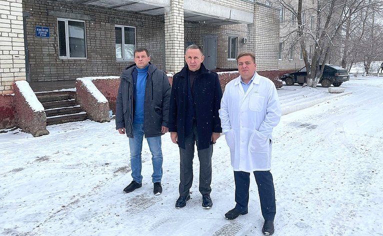 Олег Алексеев вместе с главой Перелюбского района Николаем Савельевым посетил районную больницу
