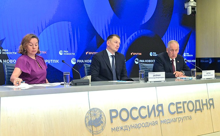 В пресс-центре МИА «Россия сегодня» председатель Комитета СФ по аграрно-продовольственной политике и природопользованию Александр Двойных и его первый заместитель Сергей Митин провели пресс-конференцию на тему «Российское село: настоящее и будущее»