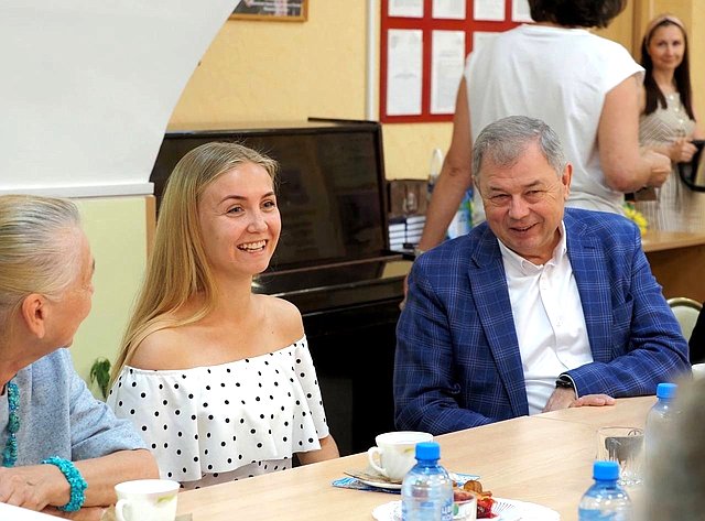 Анатолий Артамонов встретится с воспитанниками приемных многодетных семей и их родителями