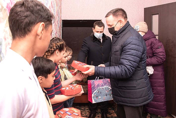 Олег Алексеев и Дмитрий Романов побывали в гостях у семей, которые взяли под опеку несовершеннолетних детей