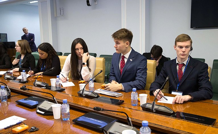 Встреча Владимира Лукина с участниками Российско-Американского Саммита молодых лидеров «Мы вместе моделируем будущее»