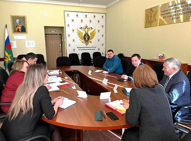 Сергей Михайлов в рамках парламентского контроля провел совещание по вопросам оказания нотариальных услуг в регионе