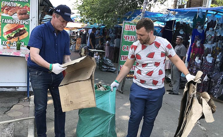 Александр Башкин принял участие в акции «Пристань традиций» по уборке территории астраханского рынка «Большие Исады»