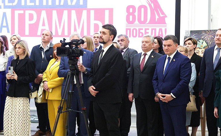 Лилия Гумерова и Дмитрий Василенко открыли в верхней палате выставку детского рисунка «Жизнь, делённая на граммы»