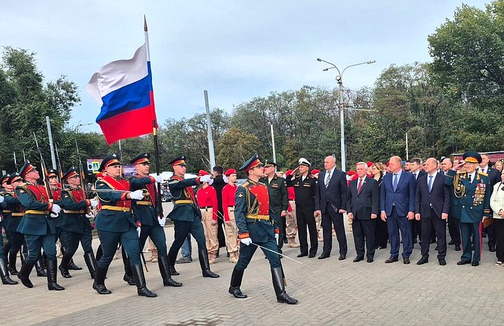 Василий Голубев принял участие в церемонии возложения цветов к стеле «Ростов-на-Дону – город воинской славы». Торжественное мероприятие посвящено 276-летию со дня основания Донской столицы