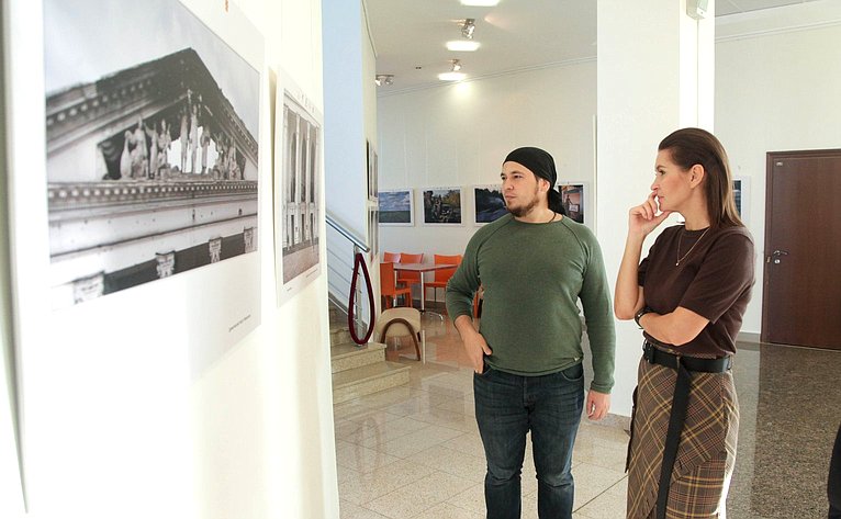 В Челябинске открылась уникальная выставка работ челябинского фотохудожника С. Коляскина о проведении СВО в Донбассе