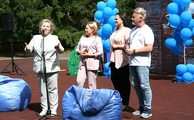Елена Писарева в Новгородском реабилитационном центре побеседовала с родителями и приняла участие в проведении праздника для детей из Белгородской области