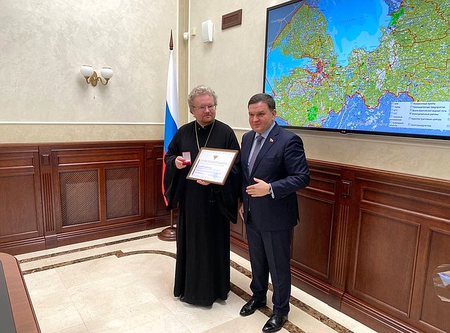Сергей Перминов вручил Почетную грамоту Совета Федерации епископу Выборгскому и Приозерскому Игнатию