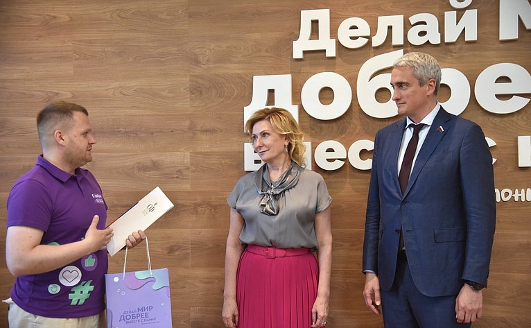 Инна Святенко провела встречу со столичными волонтерами и передала в ресурсный центр «Мосволонтер» более 1000 книг художественной литературы
