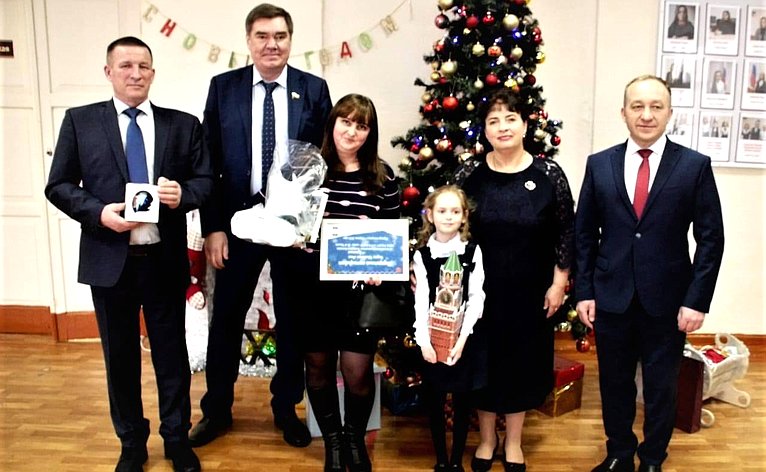 Александр Савин вручил новогодний подарок школьнице из города Людиново Калужской области