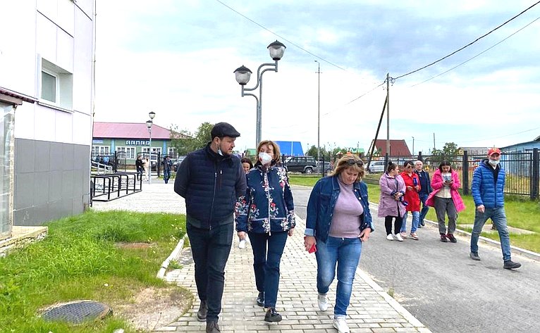 Римма Галушина вместе с представителями законодательной и исполнительной власти региона побывала с рабочей поездкой в посёлке Красное