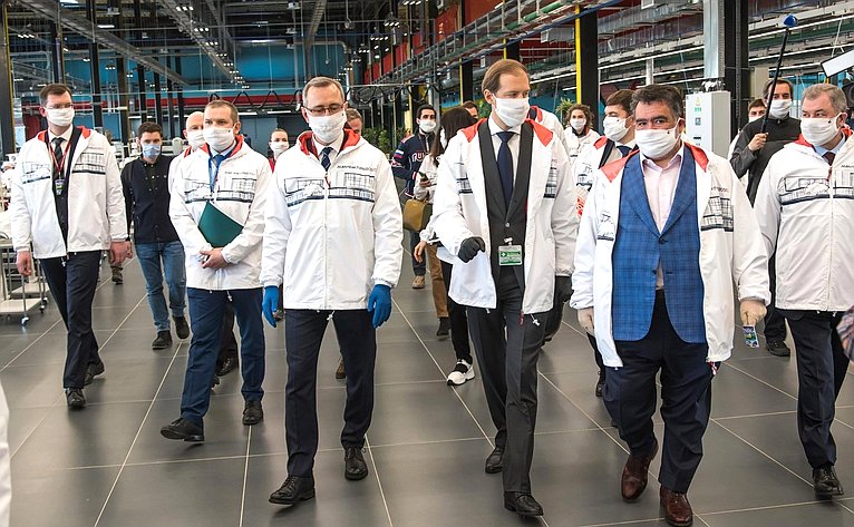 Анатолий Артамонов и Министр промышленности и торговли РФ Денис Мантуров посетили ряд предприятий региона, на которых запущены линии по производству антисептиков