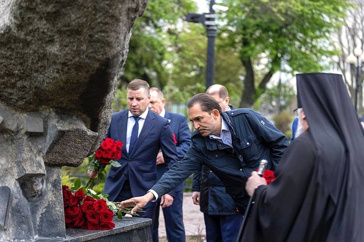 Андрей Хапочкин вместе с губернатором области, депутатами Сахалинской областной Думы, членами регионального правительства возложил цветы к мемориалу памяти