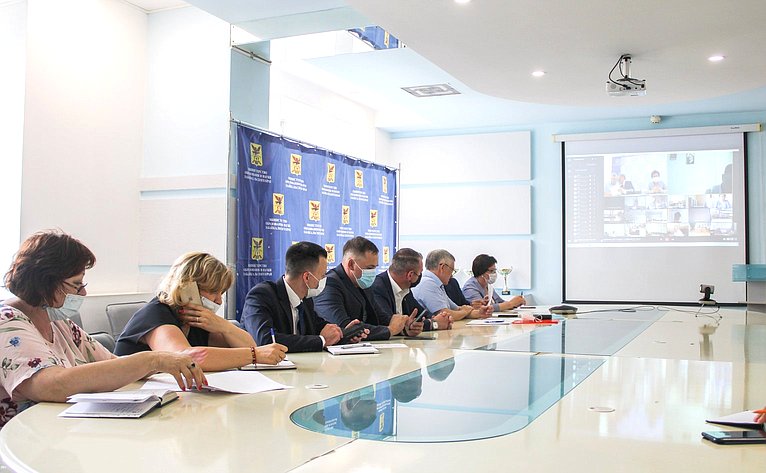 Сергей Михайлов в рамках работы в регионе принял участие в совещании по вопросам формирования целевой программы капитального ремонта школ