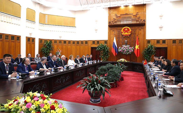Валентина Матвиенко провела встречу с Премьер-министром Правительства Вьетнама Нгуеном Суан Фуком