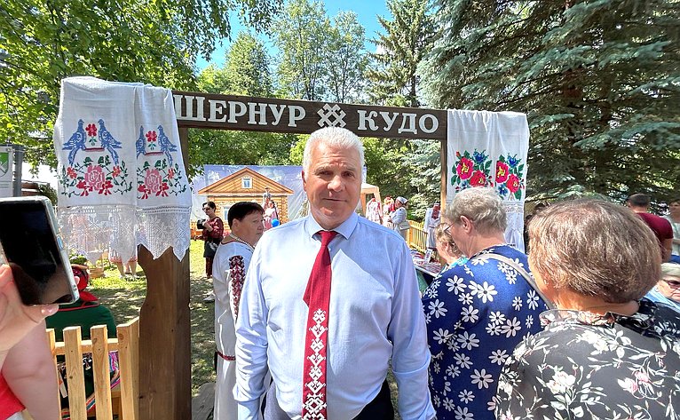 Сергей Мартынов посетил праздник Пеледыш пайрем в Йошкар-Оле