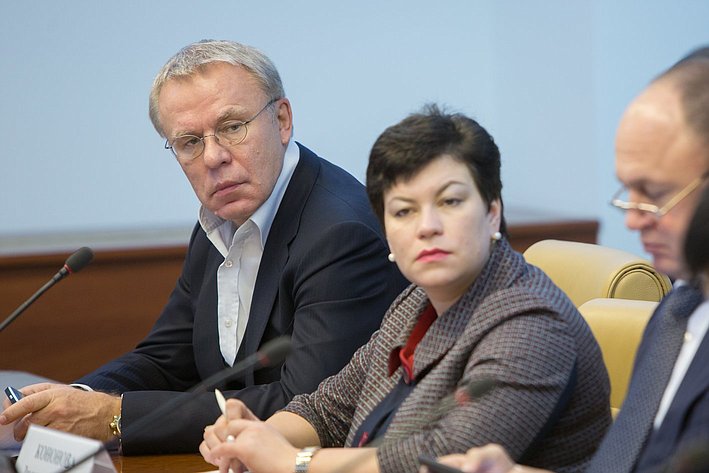В. Фетисов и Л. Кононова Заседание Комитета Совета Федерации по социальной политике