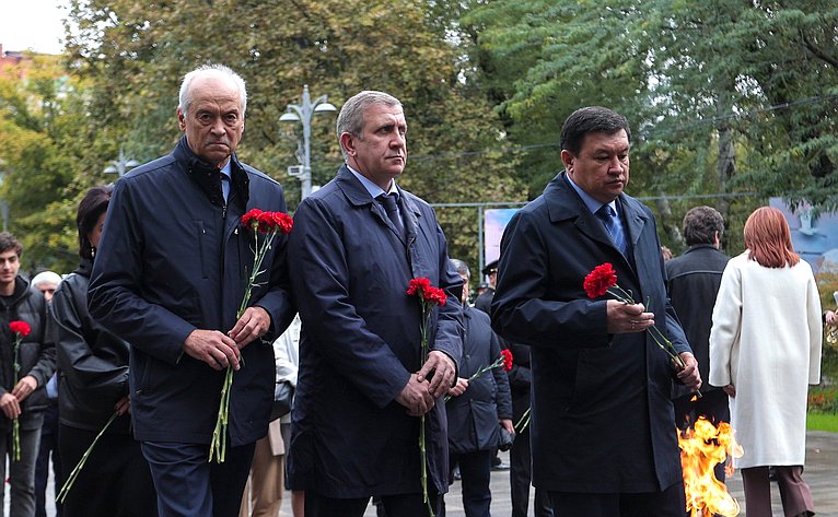 Сенаторы РФ возложили цветы к мемориалу Воину-освободителю в парке им. Ленинского комсомола в Махачкале (фото пресс-служба Министерства экономики и территориального развития Республики Дагестан)