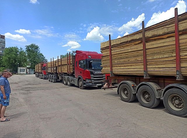 Российские регионы активно включились в работу по оказанию гуманитарной помощи лесоматериалами ДНР и ЛНР
