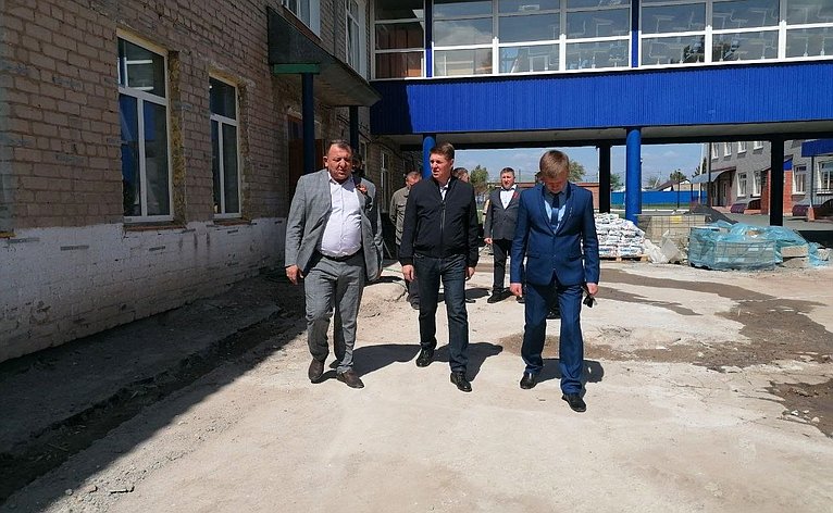 Андрей Шевченко ознакомился с ходом работ по капитальному ремонту местной средней школы № 2