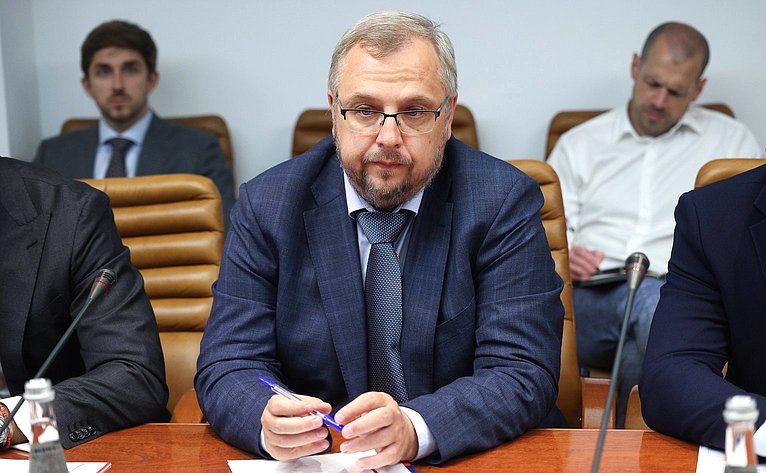 Заседание секции «Цифровая трансформация транспорта» на тему «Обсуждение концепций логистического проекта-международного транспорта БАС-Хаба с применением беспилотных летательных аппаратов между Россией и Китаем»