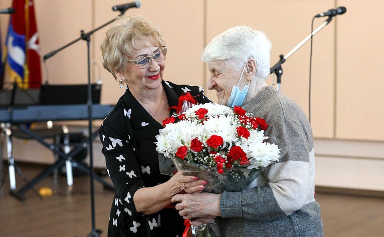 Денис Гусев наградил ветеранов-победителей патриотического конкурса стихотворений о войне