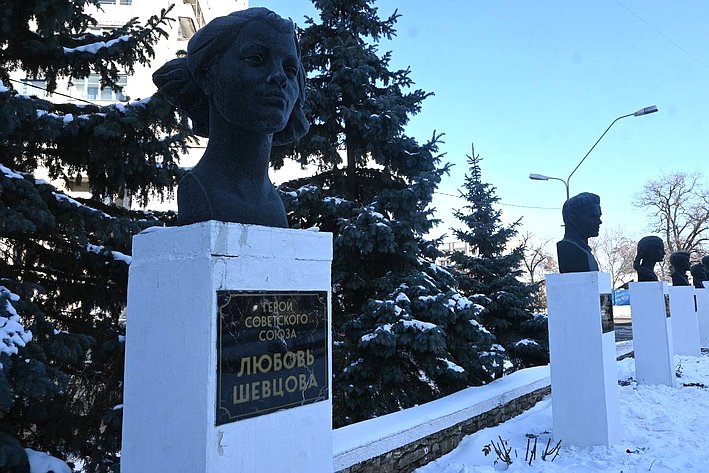 Айрат Гибатдинов возложил цветы к мемориалу «Непокорённые» в городе Краснодон Луганской Народной Республики