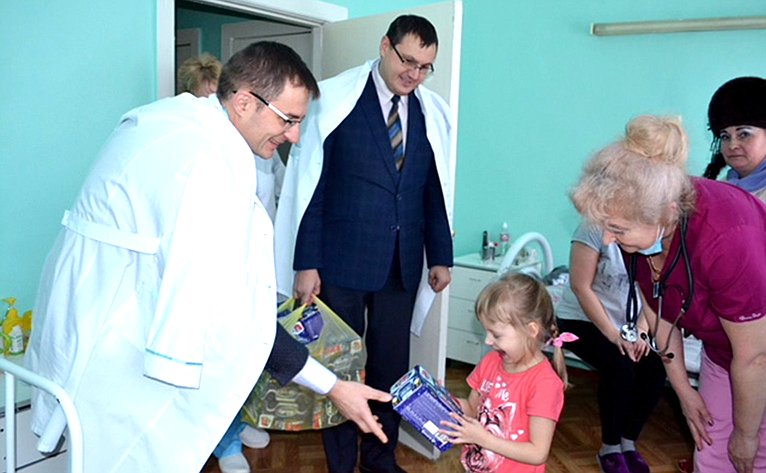 Д.Шатохин вручил новогодние подарки детям Усть-Куломского района