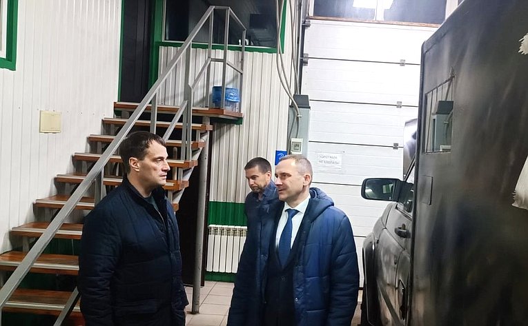 Эдуард Исаков привез в Луганскую и Донецкую народные республики гуманитарную помощь