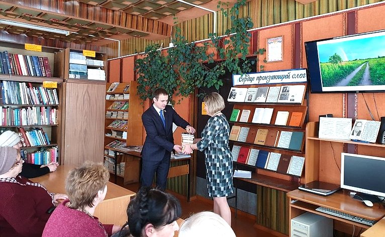 Сергей Леонов посетил сельские библиотеки Починковского района Смоленской области