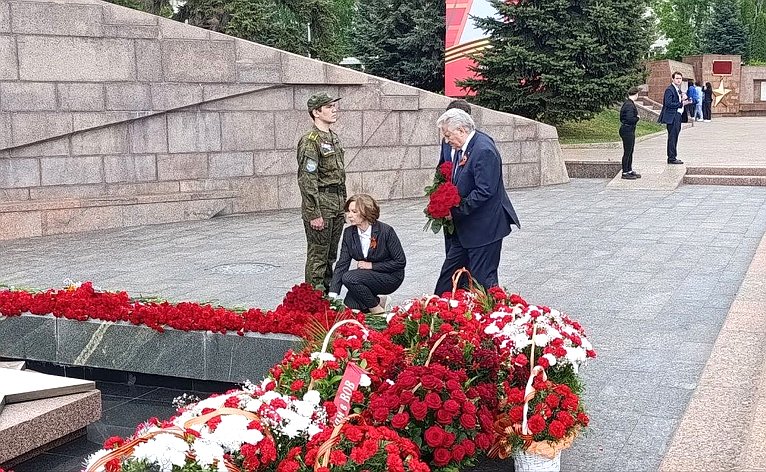 Марина Сидухина приняла участие в церемонии возложения цветов к горельефу «Скорбящей матери-Родине»