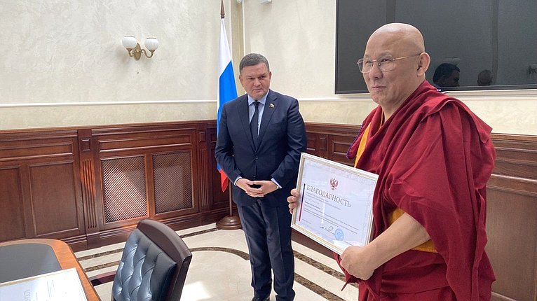 Сергей Перминов вручил неравнодушным землякам-ленинградцам награды Совета Федерации