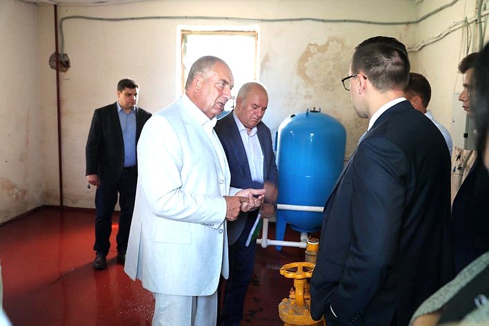 Сергей Митин посетил Старорусский пищекомбинат и ознакомился с производством питьевой бутилированной воды