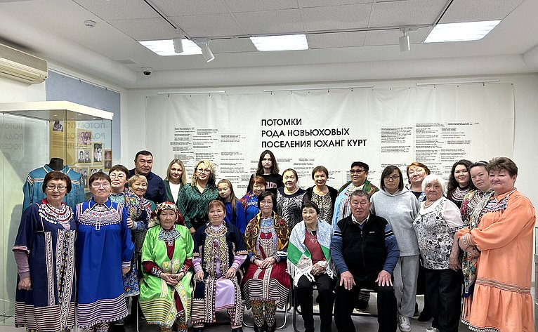 Александр Новьюхов принял участие в открытии тематической выставки в Ханты-Мансийске