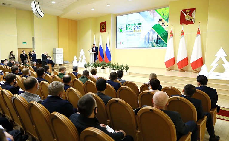 Губернатор Вологодской области Олег Кувшинников выступил с приветственным словом на пленарном заседании 26-го Международного лесного форума «Российский лес»