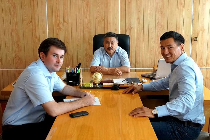Рабочая встреча Б. Хасикова с главой администрации Лаганского района Андреем Манджиевым