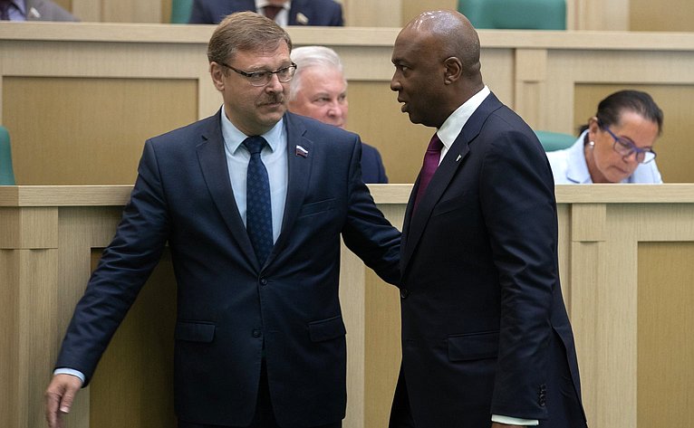 К. Косачев и Председатель Сената Национальной ассамблеи Нигерии А. Сараки