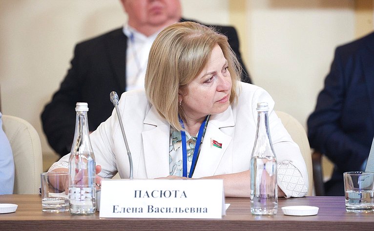 Встреча Председателя СФ Валентины Матвиенко и Председателя Совета Республики Национального собрания Республики Беларусь Натальи Кочановой с руководителями органов государственной власти субъектов Российской Федерации и регионов Республики Беларусь