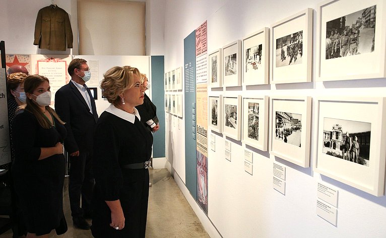 Валентина Матвиенко посетила выставку «Евгений Халдей. Фотограф освобождения» в Еврейском музее Вены