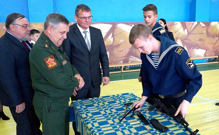 А. Ракитин: Патриотическое воспитание школьников направлено на ...