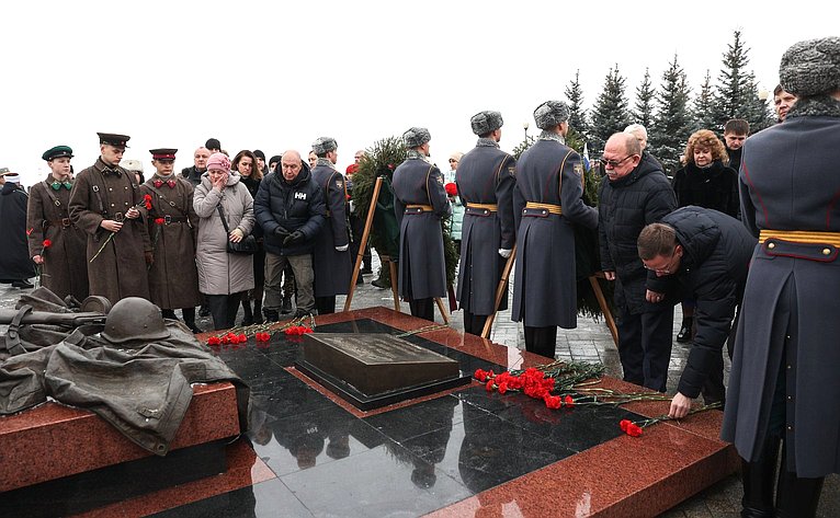 Сенаторы РФ приняли участие в торжественном мероприятии проекта «Связь поколений», посвященном Дню Неизвестного солдата