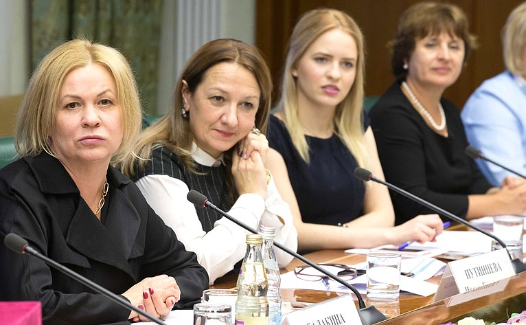 Встреча заместителя Председателя Совета Федерации Галины Кареловой с победителями всероссийских конкурсов, проводимых «Ассамблеей женщин-руководителей»