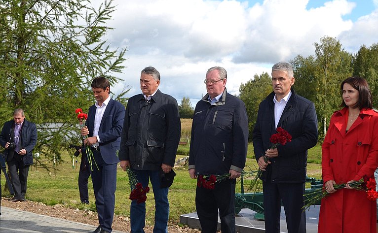 Участники мероприятия возложили цветы к памятнику неизвестному солдату в селе Ферапонтово