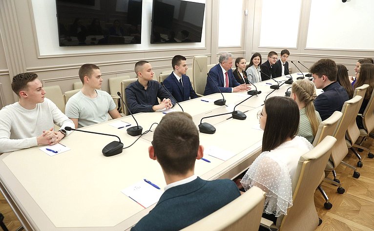 Анатолий Артамонов встретился в Совете Федерации со школьникам из Людиновского района Калужской области
