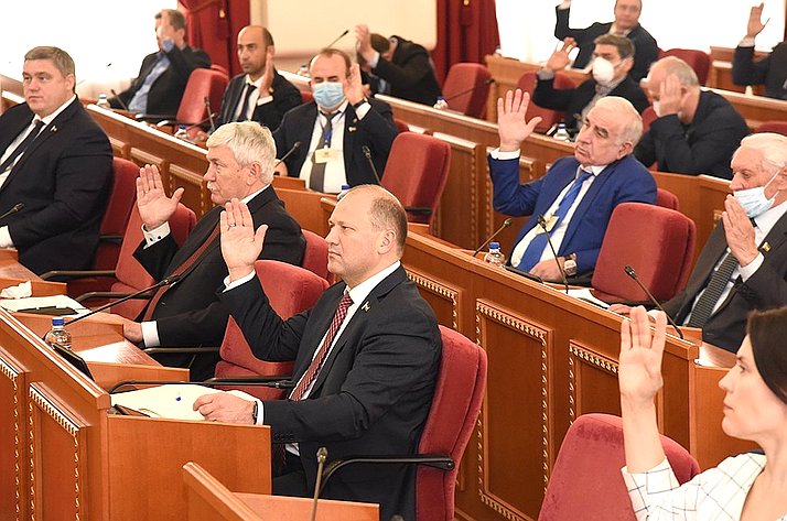 Владимир Лакунин принял участие во внеочередном пленарном заседании регионального Законодательного Собрания