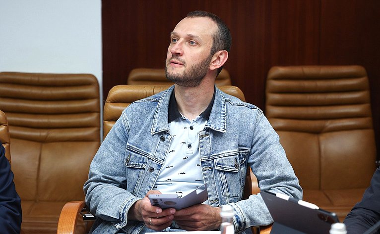 Заседание секции «Цифровая трансформация транспорта» на тему «Обсуждение концепций логистического проекта-международного транспорта БАС-Хаба с применением беспилотных летательных аппаратов между Россией и Китаем»