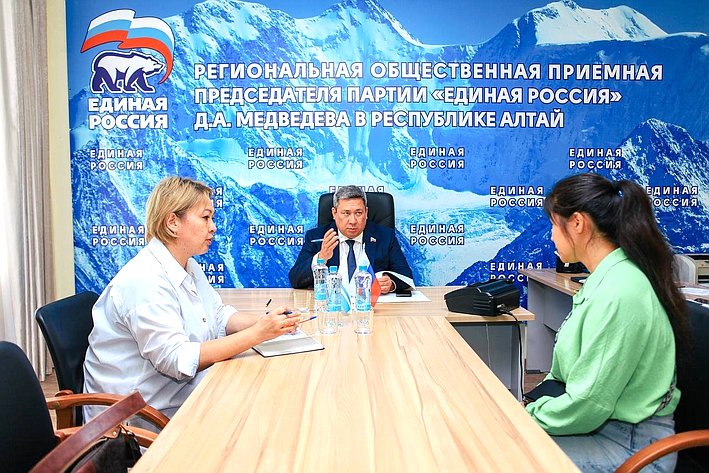 Владимир Полетаев провел личный прием граждан в региональной общественной приемной в Горно-Алтайске
