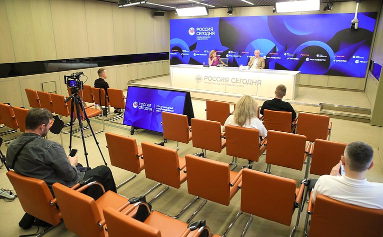 Брифинг председателя Комиссии СФ по защите государственного суверенитета и предотвращению вмешательства во внутренние дела РФ Андрея Климова
