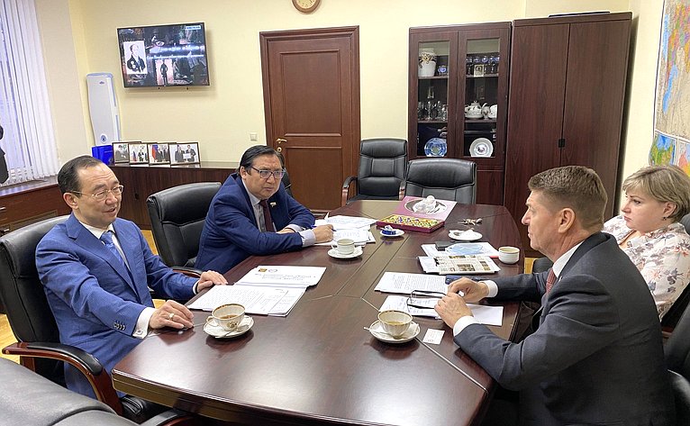 Андрей Шевченко провел встречу с главой Республики Саха (Якутия) Айсеном Николаевым