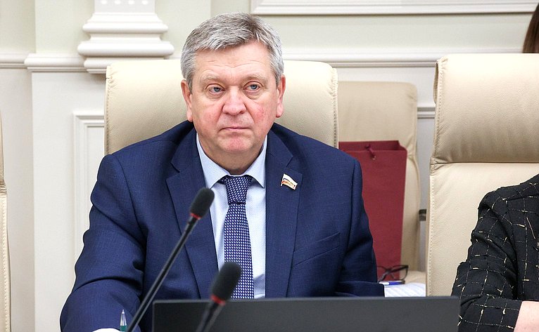 Александр Лутовинов